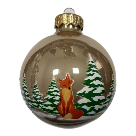 Fuchs im verschneiten Tannenwald - Premium mandelfarbene Weihnachtskugel - Waldzauber