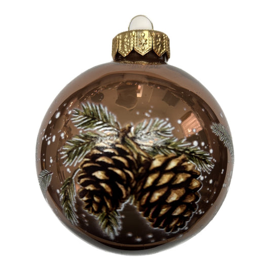 Geschenk des Kiefernwaldes - Premium haselnussfarbene Weihnachtskugel - Waldzauber