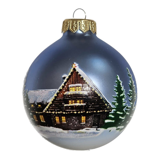 Premium Weihnachtskugel Haus im verschneiten Tannenwald
